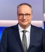 Oliver Welke ist Schirmherr des Darmkrebmonat März 2023