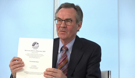 Virtuelle Urkundenübergabe durch Prof. Wolfgang Fischbach.