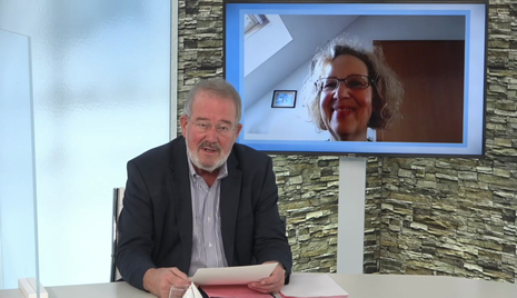 Prof. Jürgen Schölmerich hält die Laudatio auf Andrea Koeppler